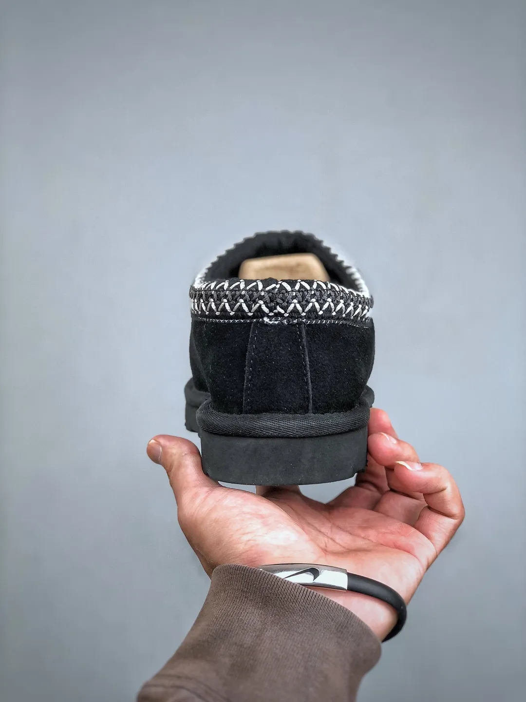 Local self-pickup💰540 supports store placement. The top version on the market. UGG Tazz. Ethnic thin-soled men's and women's models. Xiaohongshu's hot model. Produced by a major foreign trade factory in Guangzhou. Real sheep fur from toe to insole. Independent outer box packaging. Chip. Waterproof process. Different from any version on the market. 5cm thick sole, independently developed original outsole, cashmere insole, keeping warm in winter, suitable for home use. In the new year, uug launched a style series, which is partially geared towards the preferences of young consumers. It has also moved to the forefront of fashion trends. Shoe body material, water-repellent coated suede upper, 17 mm UGGPURE™ implanted wool insole, lightweight non-slip and comfortable rubber outsole, with brand LOGO and trademark, with full package Size: 35 36 37 38 39 40 41 42 43 44 45